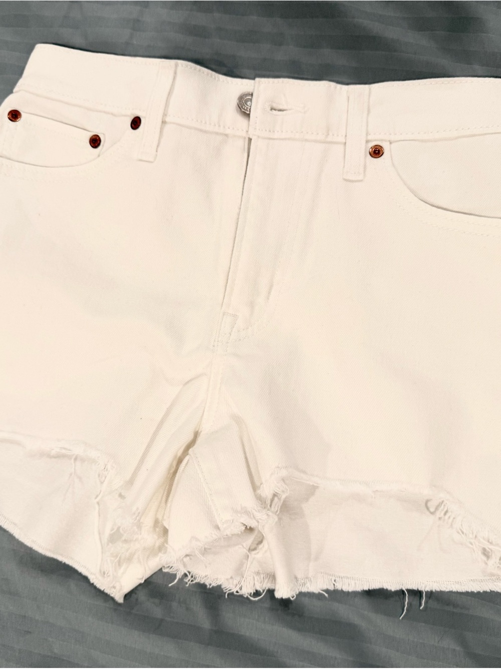 NWOT Levi’s white high rise denim shorts size 27